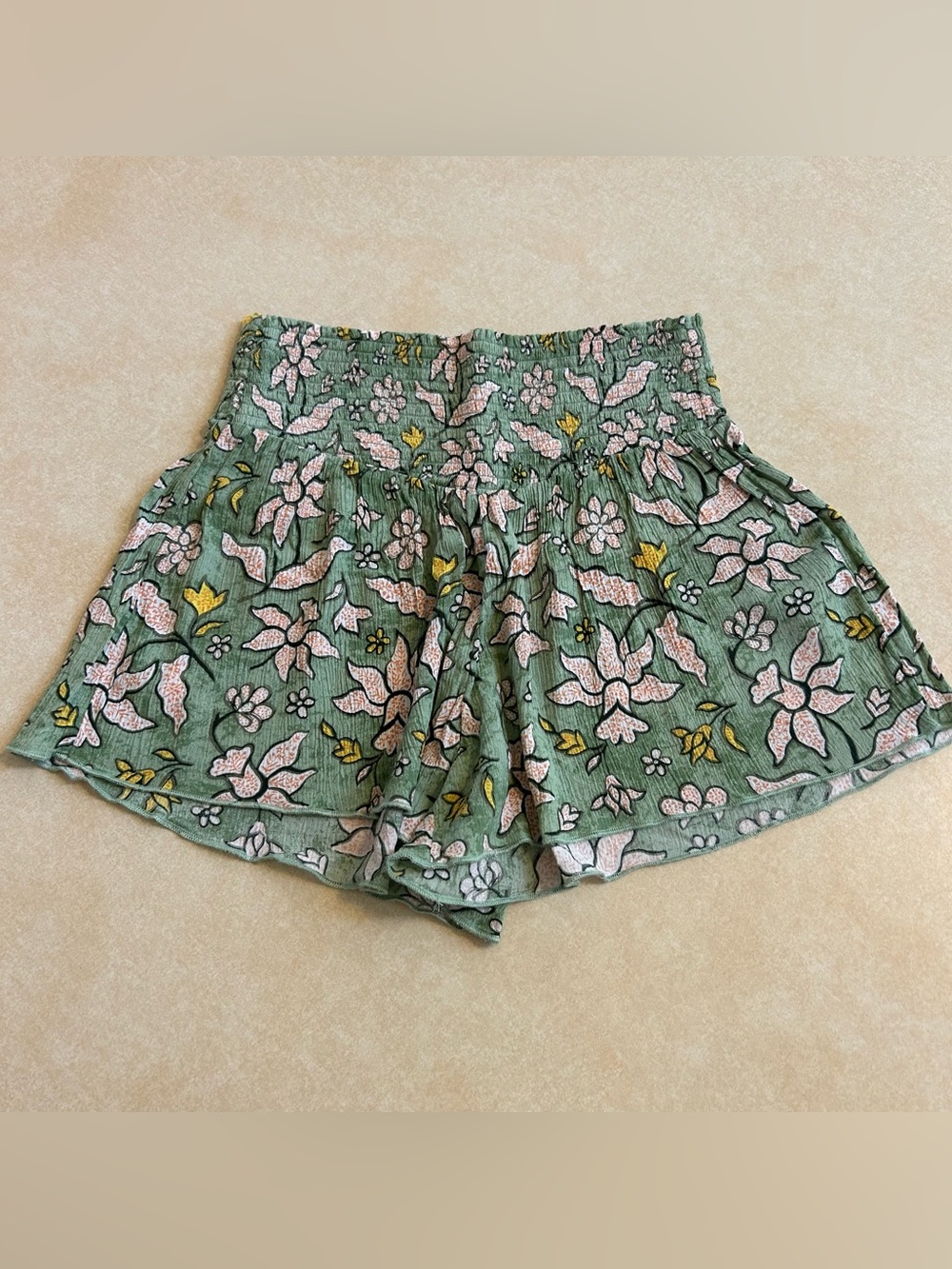 Aerie smocked high waist flowy crepe shorts - small - Kenya green floral